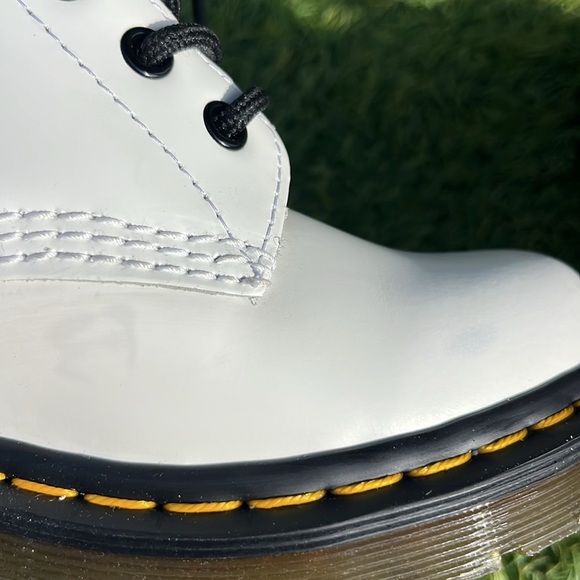 NWT DR MARTENS Smooth Leather Lace Up Boots! - Picture 12 of 13